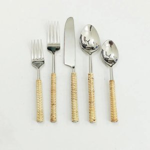 Juego de cubiertos de acero inoxidable con mangos de ratán, 5 piezas, perfecto para la mesa de comedor, utensilios de cocina de uso diario, cubiertos plateados. - Product Image 1