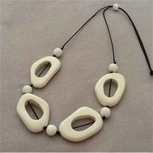 Collier en résine texturée naturelle et en cristal de bois - Product Image 6