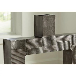 Vase de table moderne en métal architectural, fait main, finition argentée, 39 cm de hauteur, texture géométrique, décoration - Product Image 2