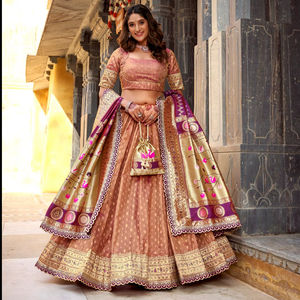 Último modelo de Lehenga Choli con bordado de organza y zari, con borde de encaje, dupatta y blusa tradicional. - Product Image 2