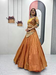 Conjunto de Lehenga Choli de Seda Pura con Bordado de Hilo de Satén y Lentejuelas - Product Image 3
