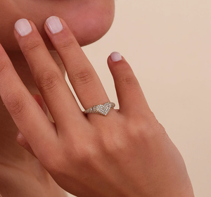 Bague de fiançailles de luxe minimaliste scintillante en or jaune 14 carats plaqué or, sertie de diamants de laboratoire certifiés IGI, taille brillant - Product Image 4