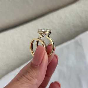 Ensemble de mariage unique en or jaune, serti de 5 carats de diamants ronds brillants géorgiens, avec bague de fiançailles et alliance ajustées - Product Image 6