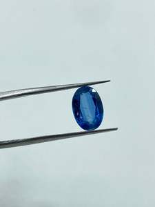 พลอยไคยาไนต์สีน้ำเงินเข้มคุณภาพสูง รูปทรงวงรี ขนาด 7.50x11 มม. น้ำหนัก 2.90 กะรัต แบบเม็ดเดี่ยว สำหรับทำเครื่องประดับ - Product Image 2
