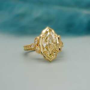 Anillo de compromiso con diamante amarillo de laboratorio de corte marquesa de 3.60 quilates |   Catedral Vintage |   Certificado por IGI - Product Image 2