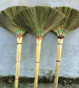 Escoba de Césped Natural con Cerdas Suaves, Ecológica, Ligera, Impermeable, Mango de Plástico, para Limpieza de Pisos, Uso Interior y Exterior - Product Image 3