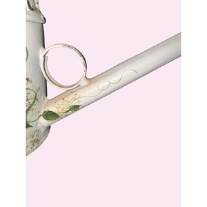 Arrosoir blanc avec imprimé de fleurs jaunes, parfait pour les plantes d'intérieur et d'extérieur, pour le jardin, le balcon, utilisation décorative et fonctionnelle - Product Image 4