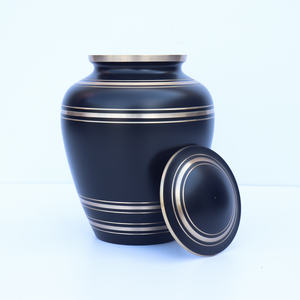 Urnes funéraires modernes en laiton de qualité supérieure, fabriquées à la main, pour cendres humaines. Urne noire avec bandes dorées. Urnes personnalisées pour cendres d'adultes. - Product Image 5