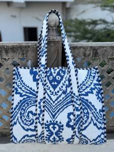 Sac à bandoulière matelassé en coton imprimé bohème élégant avec deux poignées, design durable pour un usage quotidien et les voyages - Product Image 2
