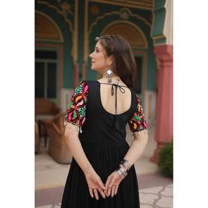 Robe en coton spéciale Navratri avec travail Kutchi Gamthi Kodi pour les occasions de Diwali - Product Image 4