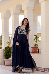 Traje Anarkali Azul Marino de Georgette con Corte Acampanado, Chaqueta con Encaje de Perlas y Bordado Multicolor, Conjunto con Dupatta 2. Palabras Clave de Búsqueda B2B - Product Image 4
