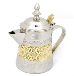 Majestuosa cafetera árabe dorada que combina un tapo metálico grabado y un cuerpo de vidrio transparente. Disponible a precio de mayorista - Product Image 2