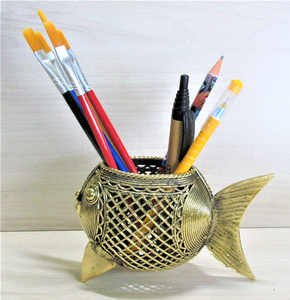 Support de stylo en laiton fabriqué à la main, en forme de poisson gravé, organisateur de bureau pour la maison et le bureau - Product Image 1