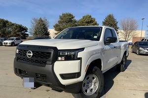 Nissan Frontier S Deluxe Premium, SUV de Cabina Extendida con Tracción en las Cuatro Ruedas y Asientos de Cuero - Product Image 6