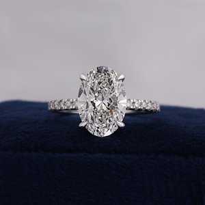 Anillo de Compromiso con Diamante Ovalado Cultivado en Laboratorio, Certificado por IGI: Halo Oculto, Banda Pavé - Product Image 4