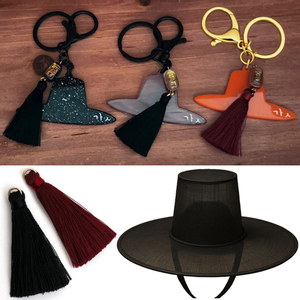 [Goyu] Porte-clés sculpté en forme de chapeau traditionnel coréen fait main, porte-bonheur en résine noire, breloque de sac avec pompon, souvenir de la culture coréenne, cadeau - Product Image 1