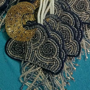 Porte-clés élégant fait main avec broderie de visage perlée, accessoire de luxe artisanal d'Inde - Product Image 1