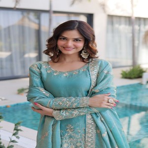 Ensemble Kurti Sharara en soie brodée VASTRA COTTAGE avec travail de sequins Zari, Kurti de créateur, dupatta en dentelle, tenue de soirée - Product Image 1