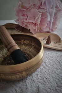 Bol chantant en laiton pur inspiré du design Bowl and Bell, conçu pour la méditation, la thérapie sonore, la guérison des chakras et le yoga - Product Image 4