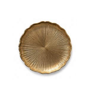 Assiette décorative ronde en métal avec motif végétal gravé, style glamour fait main, vaisselle pour les fêtes - Product Image 1