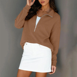 Sudadera personalizable oversize de felpa francesa para mujer con media cremallera, cuello simulado, color liso y hombros caídos, estilo urbano. - Product Image 4