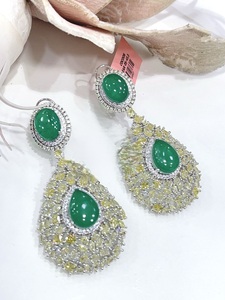 Hermosos pendientes de circonita con acabado plateado de la mejor calidad para mujeres y niñas, ideales para looks de noche y fiestas. - Product Image 5