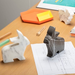 รูปปั้นกระต่ายหินอ่อนทำมือในหินสีขาวและสีดำที่ทันสมัยรูปปั้นตกแต่งมินิมอลสำหรับตกแต่งบ้านสำนักงานโต๊ะ - Product Image 1