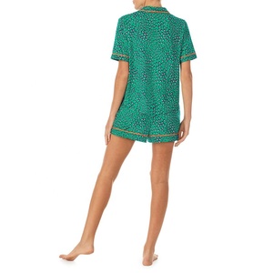 Conjunto de dos piezas de verano para mujer Tela elástica ligera con estampado animado Allover con mangas cortas elegantes PJ's - Product Image 3