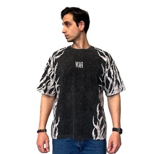 Camiseta de Hombre Oversize con Estampado de Llamas Negras, Manga Corta, Cuello Redondo, Estilo Urbano, Algodón Jersey - Product Image 1