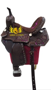 Silla de montar de cuero para caballo, estilo western, personalizada, marrón, con incrustaciones de cruz rosa repujada, duradera, portátil, tipo inglés, para carreras de barriles. - Product Image 4