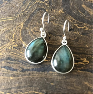 Boucles d'oreilles pendantes en argent sterling 925 avec labradorite bleue irisée en cabochon, idéales pour les occasions festives - Product Image 2