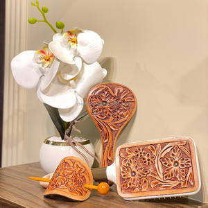 Western Cowgirl Vanity Set Mano Tooled Cuero Mujeres Accesorio para el cabello Palillo para el cabello Espejo cosmético Cepillo de cuero Mujeres Juegos de regalo - Product Image 2