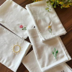 Ensemble de serviettes en coton 100% modernes et élégantes magnifiquement brodées de fleurs violettes Design Hemstitch lavable pour les dîners à la maison Événements - Product Image 2