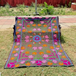 Tapiz Tradicional Uzbeko de Algodón Suzani con Bordado Floral Hecho a Mano, Textil Bohemio para Colgar en la Pared - Product Image 5