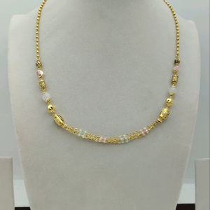 สร้อยคอประดับลูกปัดสีเหลืองทองพร้อมโซ่หลายเส้นและประดับด้วยอัญมณีสีพาสเทล เครื่องประดับชั้นดีแบบซ้อนทับสำหรับผู้หญิง - Product Image 1