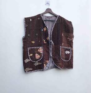 เสื้อกั๊กผ้าฝ้ายปักลายคันธาทำมือสุดหรูสำหรับผู้หญิง เสื้อแจ็คเก็ตสั้นสำหรับฤดูหนาว ดีไซน์แบบแพทช์เวิร์ค เสื้อคลุมสำหรับใส่ด้านนอก - Product Image 5