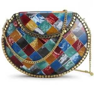 Bolso de mano de latón chapado en oro con forma irregular, con tachuelas e incrustaciones de nácar, diseño de moda. - Product Image 2