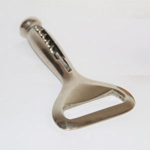 Décapsuleur vintage en chrome argenté en forme d'épinglette, design métallique robuste, accessoire de bar original et unique - Product Image 1