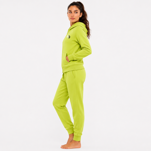 Survêtement pour femme conçu avec un tissu doux et une coupe décontractée offrant un confort durable pour les entraînements, la course à pied, les sports et le quotidien. - Product Image 4