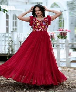 Vestido largo rojo bordado para mujer, cuello cuadrado, manga corta, traje de boda, estilo India Pakistán AARVI 85876 - Product Image 3