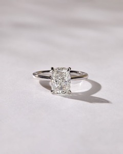 Bague de fiançailles solitaire en or blanc massif 14 carats avec diamant de laboratoire taille coussin de 27 carats, bande conique de 18 mm, bague de mariée - Product Image 4