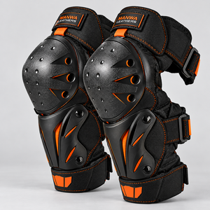 Genouillères réglables Manwa Leathers avec protection rigide, respirantes et offrant un soutien optimal. - Product Image 1