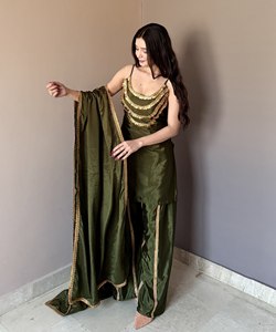 Conjunto de Kurti Exclusivo de Tela Chinon Premium, Pantalón de Diseñador, Dupatta Suave, Bordado Étnico, Completamente Cosido, para Mujer, Festividades y Bodas - Product Image 1