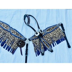 Ensemble de têtière et de collier de poitrail pour cheval en cuir noir style western à imprimé léopard, avec conchos en strass bleus et franges, équipement équestre - Product Image 3