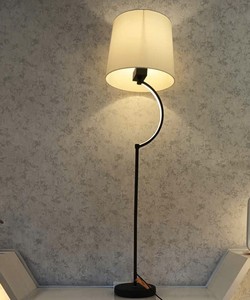 Lámpara de Pie Moderna de Metal con Pantalla Blanca Tipo Tambor, Altura Ajustable, Base E26, Luz LED 2700K Blanco Cálido, Uso Residencial - Product Image 3