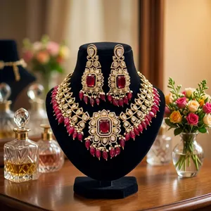 Ensemble de collier et boucles d'oreilles de qualité supérieure plaqué or avec des perles Kundan pour collection de vêtements de mariage pour femmes - Product Image 1