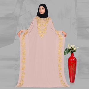 Kaftan modeste en mousseline brodée avec bordure florale complexe, décolleté en V élégant, silhouette fluide et longue pour l'Aïd - Product Image 1
