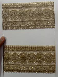 Ribete de encaje bordado premium con medallón de perlas y cuentas doradas vintage para prendas de vestir - Product Image 1