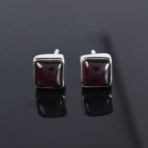 ต่างหูเงินแท้ 925 ประดับพลอยโกเมนแท้ทรงสี่เหลี่ยมขนาด 5 มม. ขัดเงาอย่างดี เหมาะสำหรับใส่ทุกวัน ดีไซน์เรียบหรู - Product Image 5