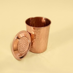 Juego de vasos de agua de cobre puro 100% hechos a mano con diseño tradicional en relieve para beneficios y bienestar ayurvédicos. - Product Image 4